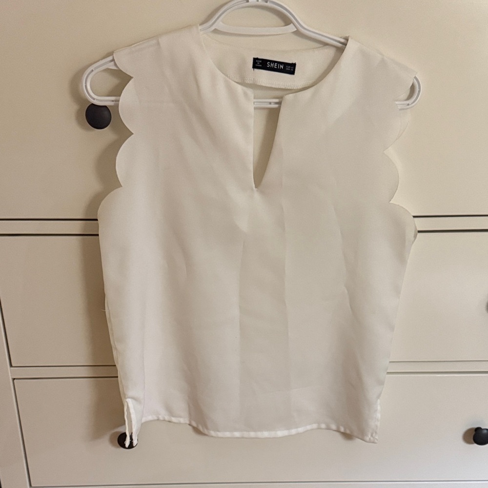SHEIN White Scalloped Sleeveless Blouse